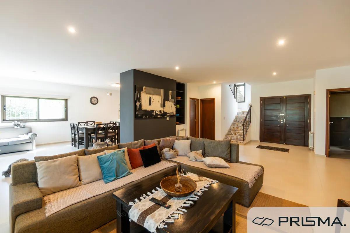 Foto de CASA - 4 DORMITORIOS - VILLA ALLENDE, imagen 3