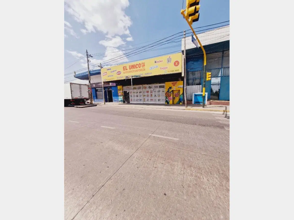IMPONENTE GALPON DEPOSITO CON LOCAL SOBRE AVENIDA 5