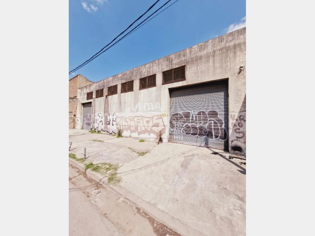 IMPONENTE GALPON DEPOSITO CON LOCAL SOBRE AVENIDA 4