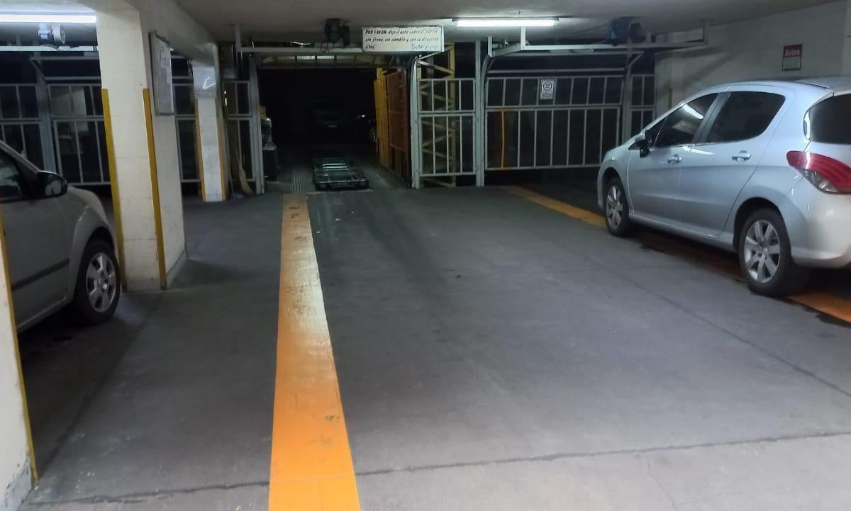Foto de COCHERA DOBLE FIJA y CUBIERTA para 2 autos a mts Av. Libertador y Plaza, imagen 1
