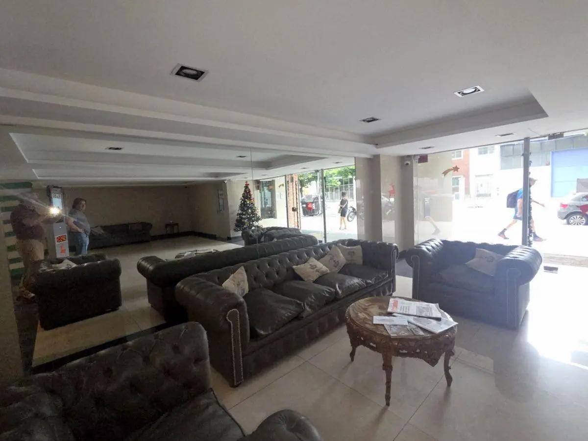 IMPORTANTE HALL DE ENTRADA, CON SILLONES DE ESTILO y ESPACIOSA RECEPCIÓN, AMPLIO y LUMINOSO, 2