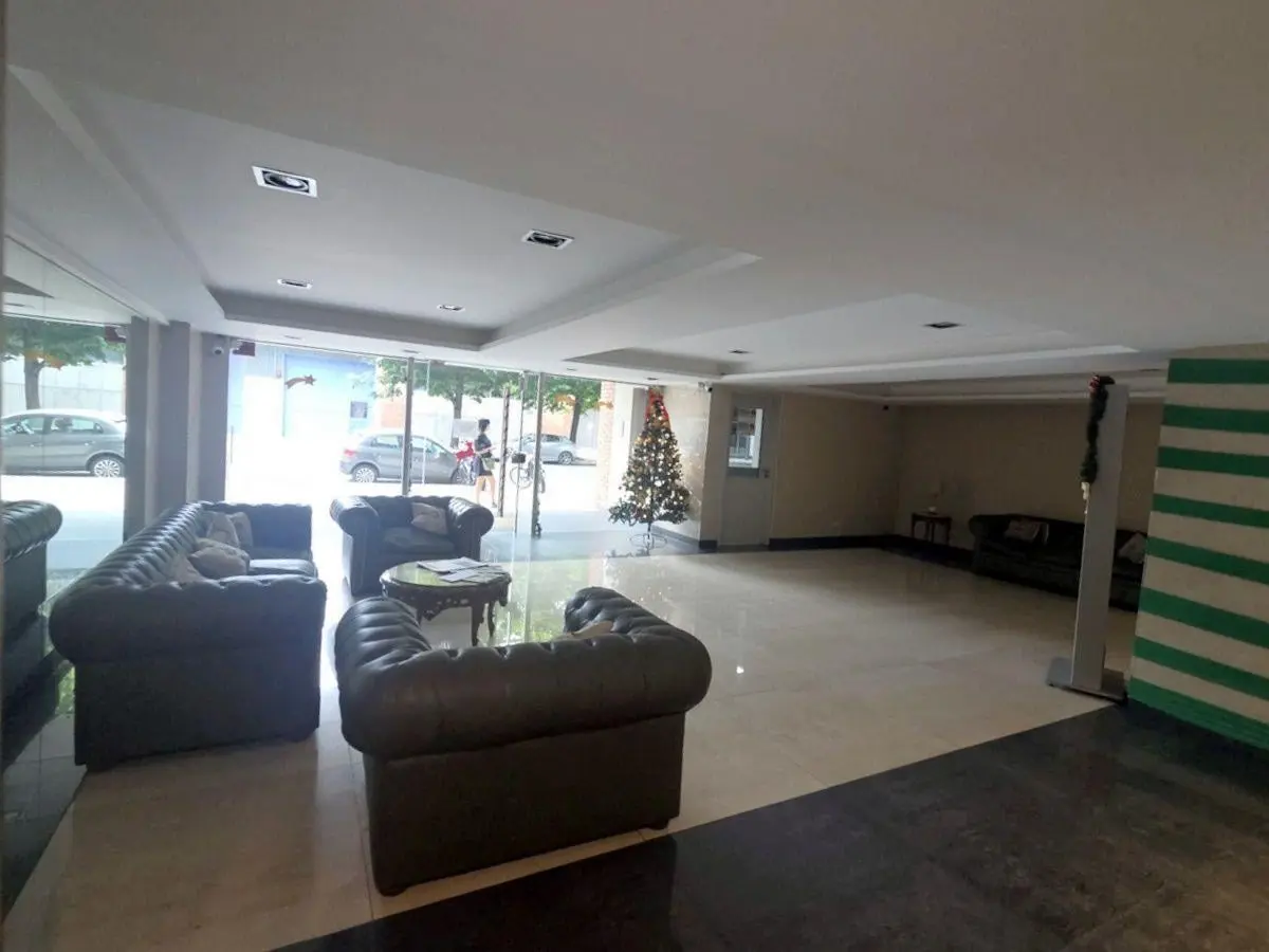 IMPORTANTE HALL DE ENTRADA, CON SILLONES DE ESTILO y ESPACIOSA RECEPCIÓN, AMPLIO y LUMINOSO, 1