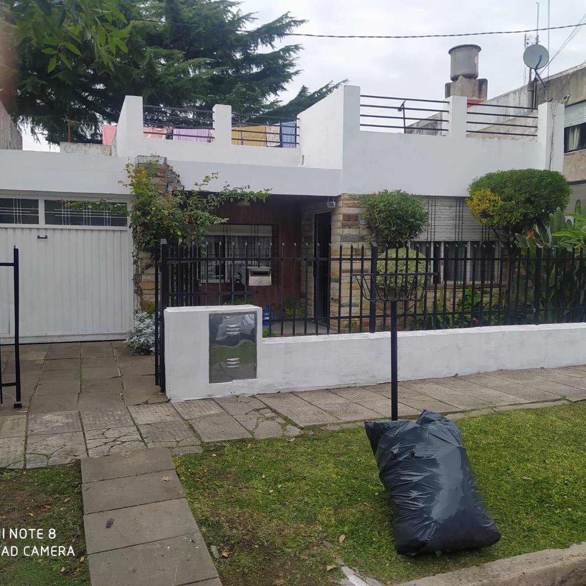 Casa zona residencial con posibilidad de construcción Minimalista