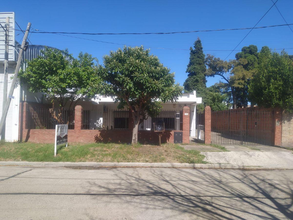 Propiedad a 150 mts de Av. Santa Rosa y Colectora, sobre lote de 495 mts2. 3 Dormitorios
