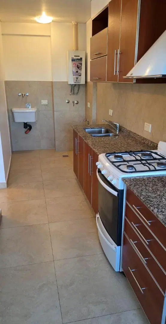 DEPARTAMENTO 2 AMBIENTES CON DORMITORIO EN SUITE, 2 BAÑOS Y COCHERA CUBIERTA. 2