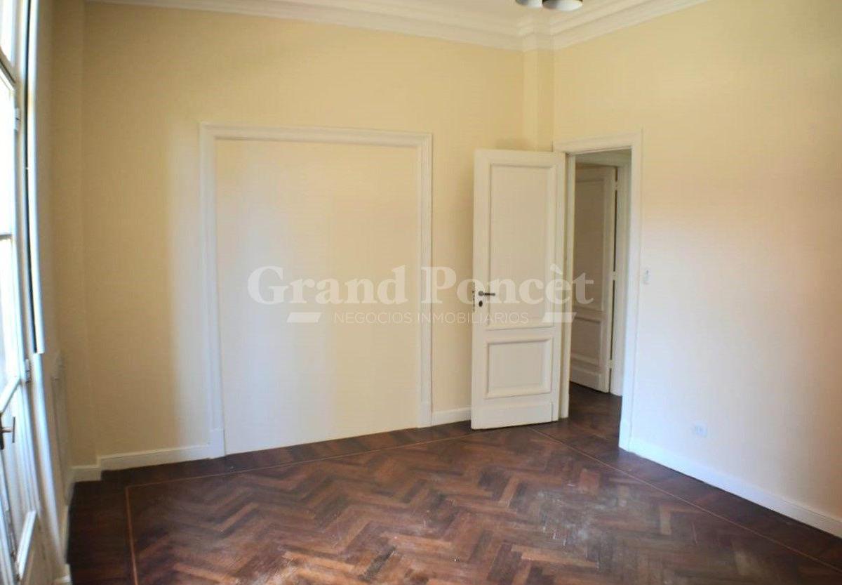 Departamento 4 Amb. con Balcones y Dependencia de Servicio 1