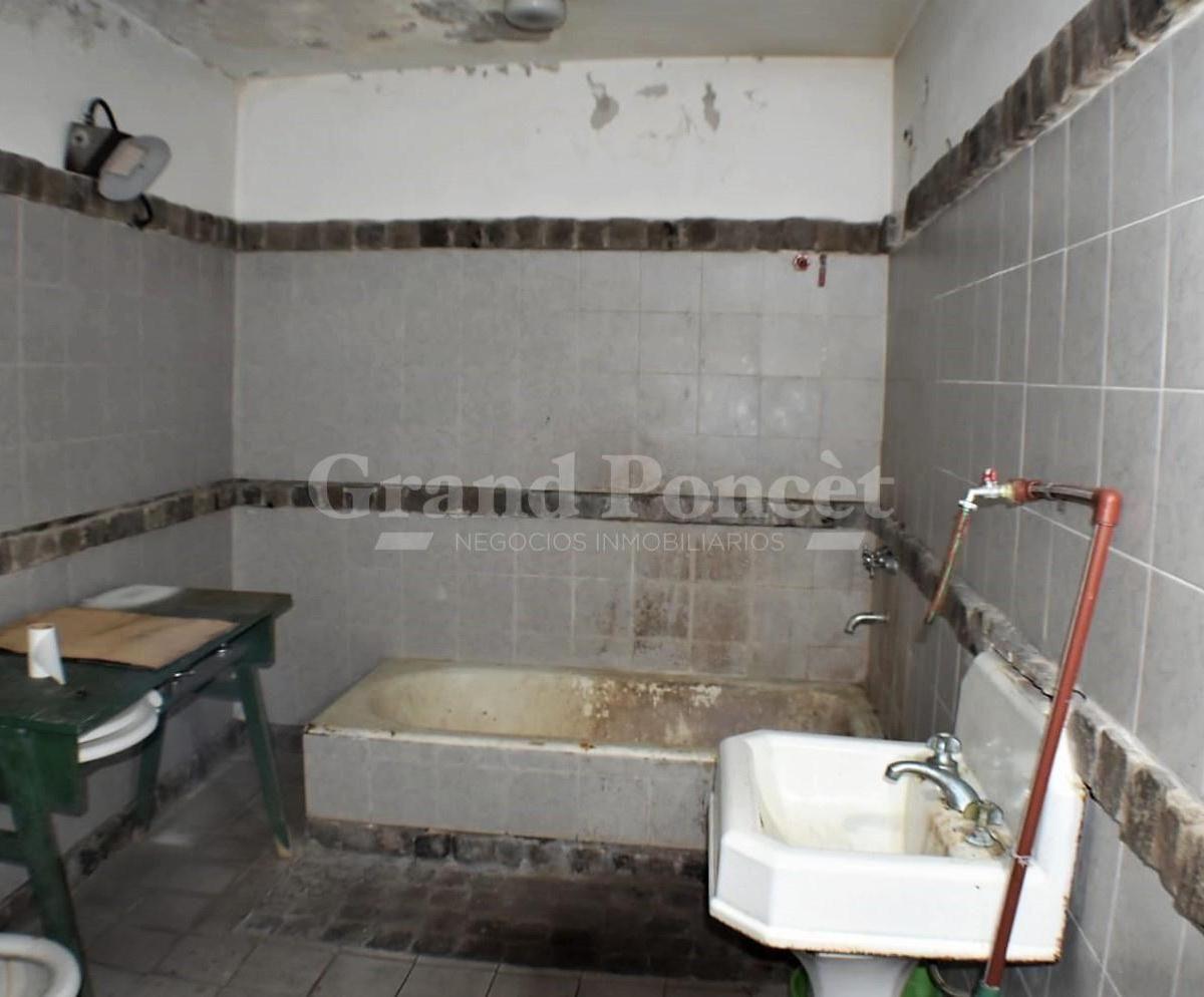 PH de 5 Ambientes con 2 Patios a Reciclar 4
