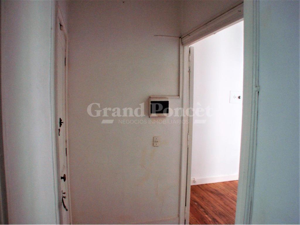 Departamento 4 Ambientes con Balcón // Se Vende con Renta 1