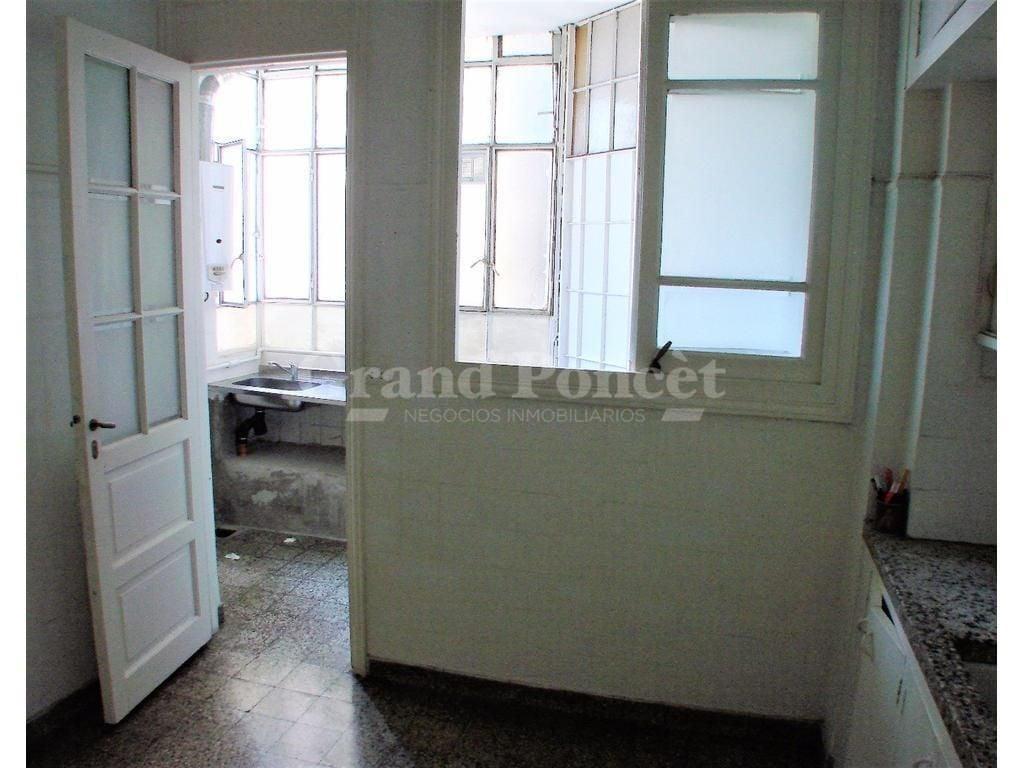 Departamento 4 Ambientes con Balcón // Se Vende con Renta 3