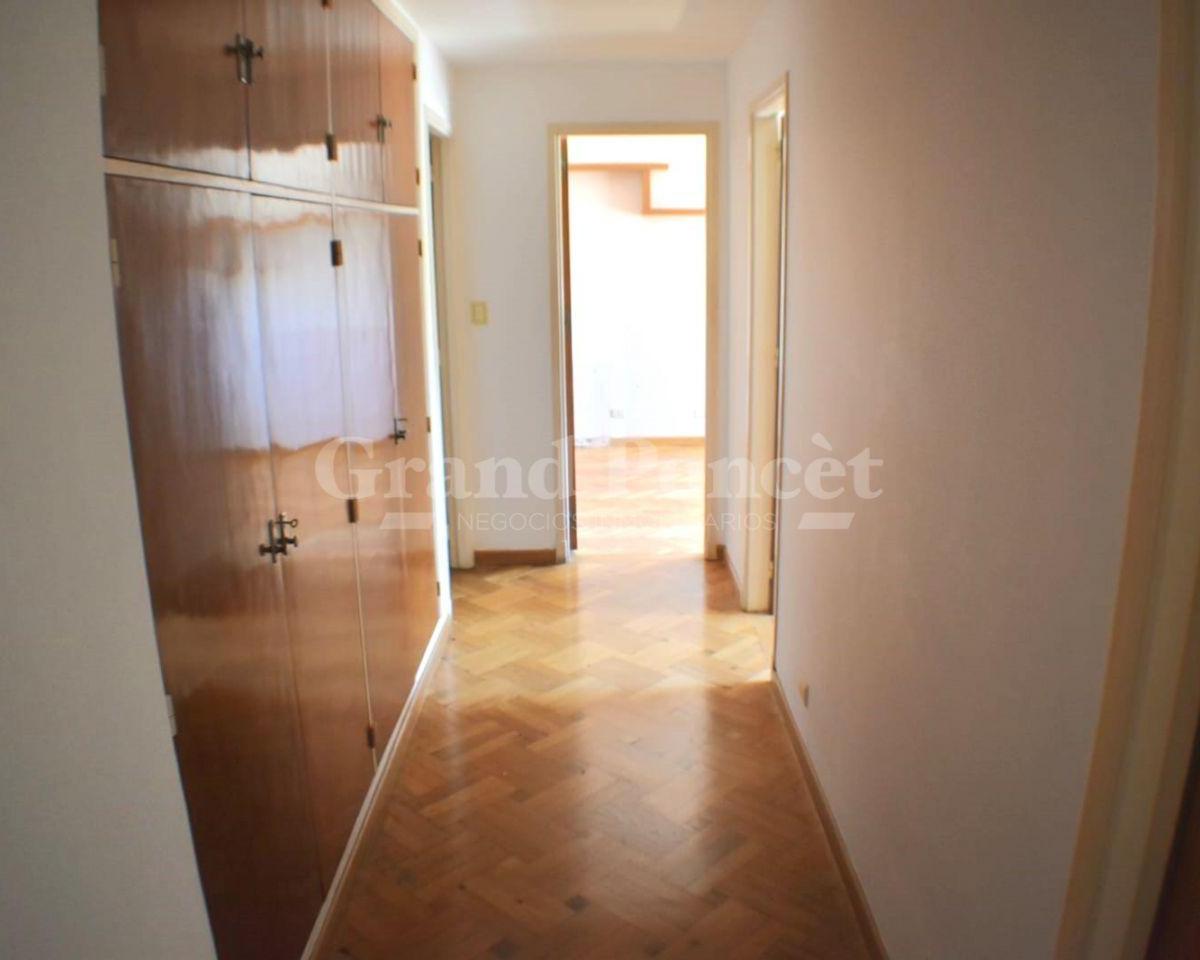 Departamento 5 Amb. con Dependencia de Servicio y Balcon 2