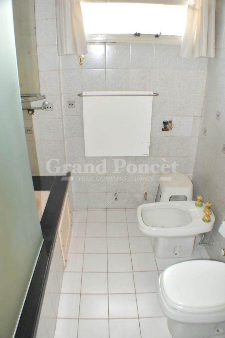 Departamento 5 Amb. con Dependencia de Servicio y Balcon 3