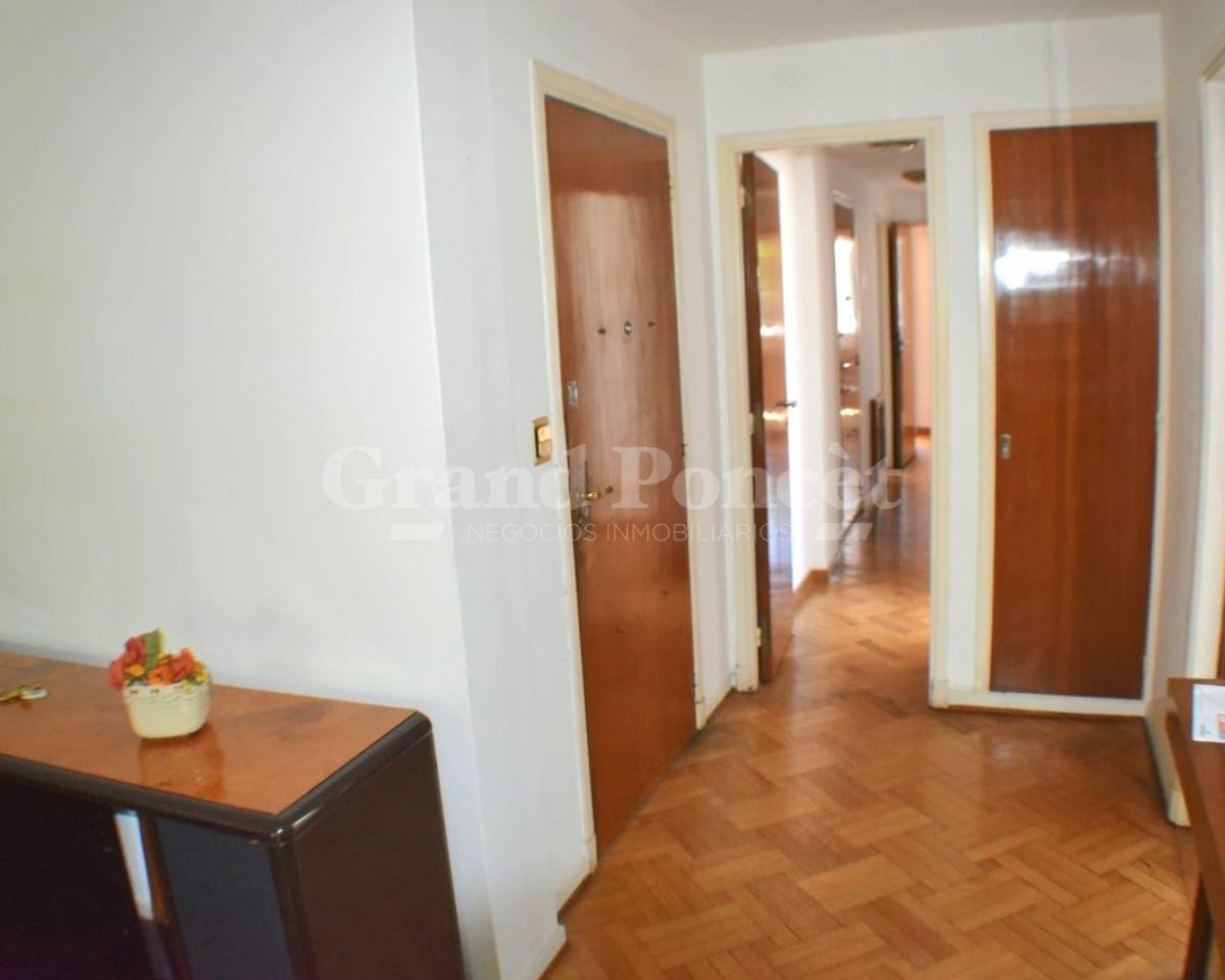 Departamento 5 Amb. con Dependencia de Servicio y Balcon 4