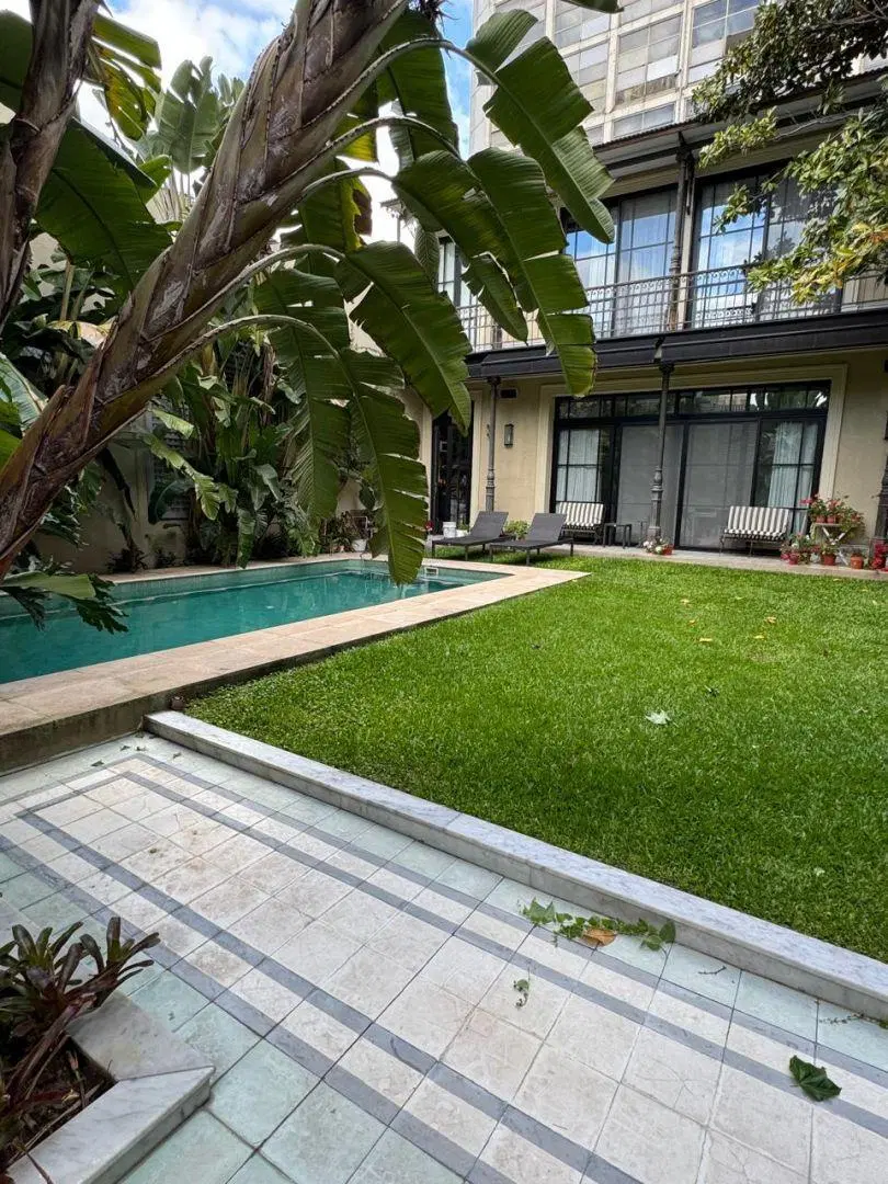 Casa en Dos Plantas con Jardín, Piscina, Quincho y Casa de Huespedes 3