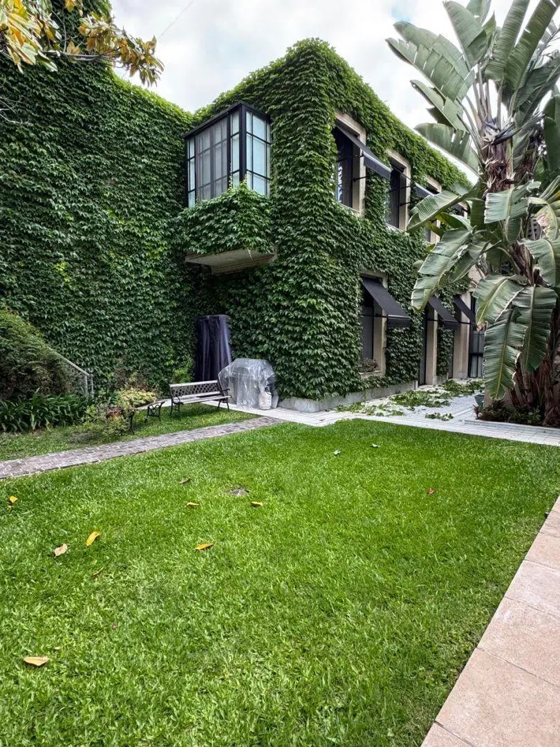 Casa en Dos Plantas con Jardín, Piscina, Quincho y Casa de Huespedes 5