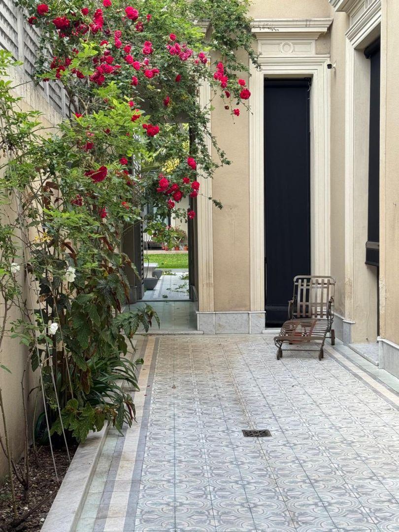 Foto de Casa en Dos Plantas con Jardín, Piscina, Quincho y Casa de Huespedes, imagen 2
