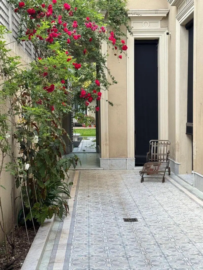 Casa en Dos Plantas con Jardín, Piscina, Quincho y Casa de Huespedes 2