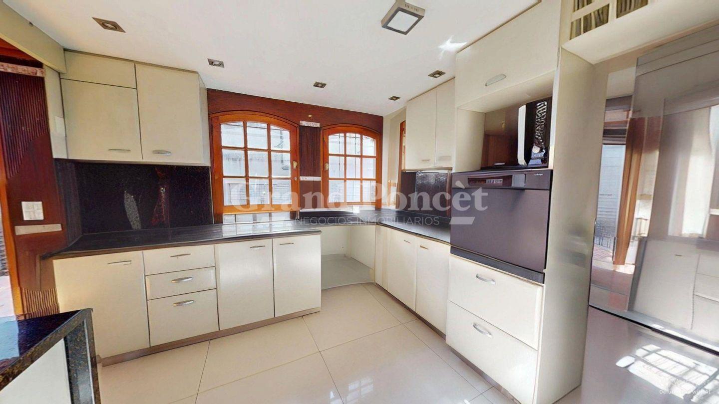 Foto de Venta Casa en Tres Plantas con Patio, Parrilla y Cochera Doble, imagen 4