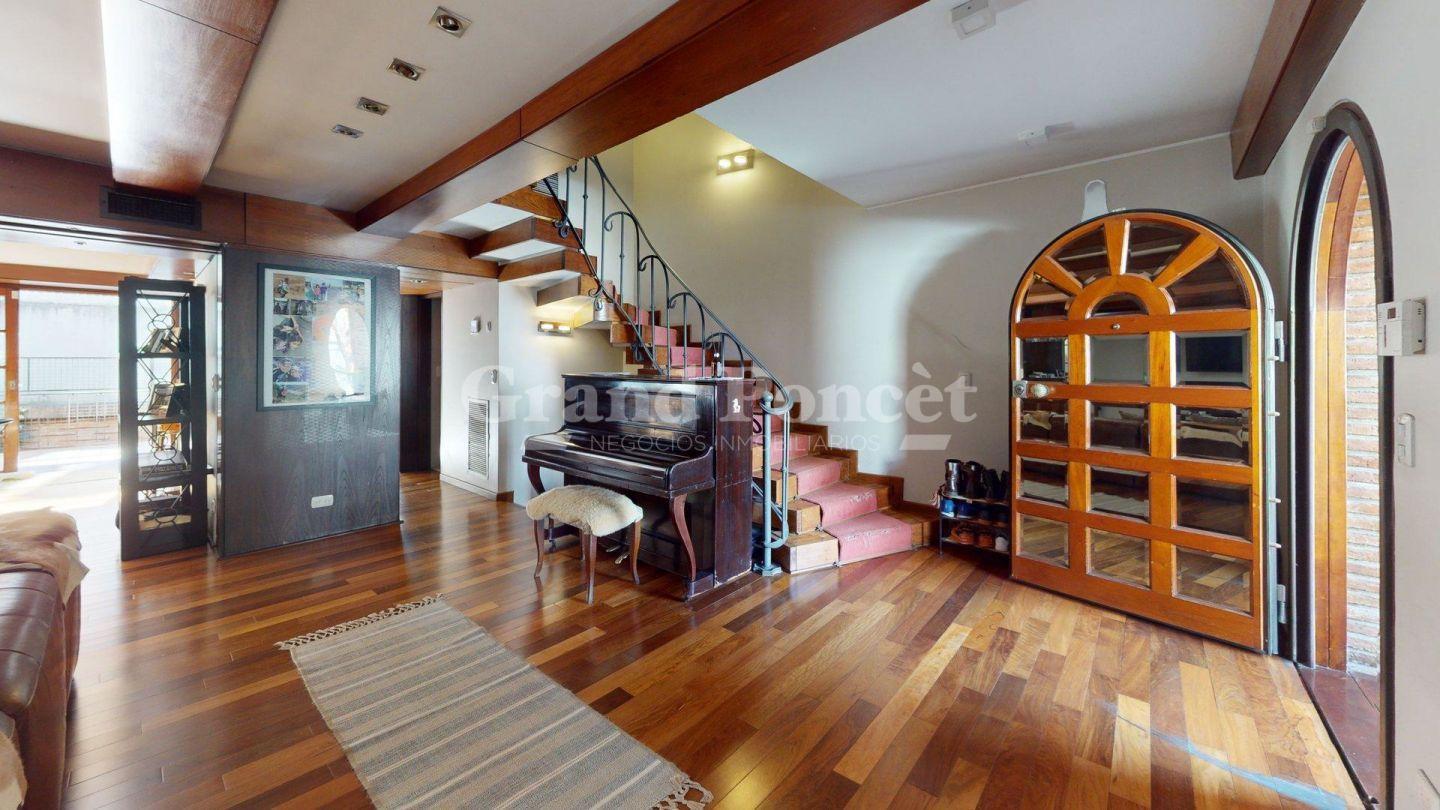 Foto de Venta Casa en Tres Plantas con Patio, Parrilla y Cochera Doble, imagen 1