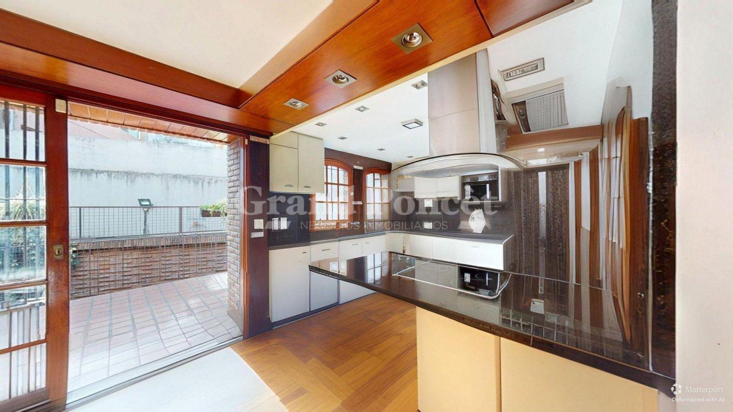 Foto de Venta Casa en Tres Plantas con Patio, Parrilla y Cochera Doble, imagen 3