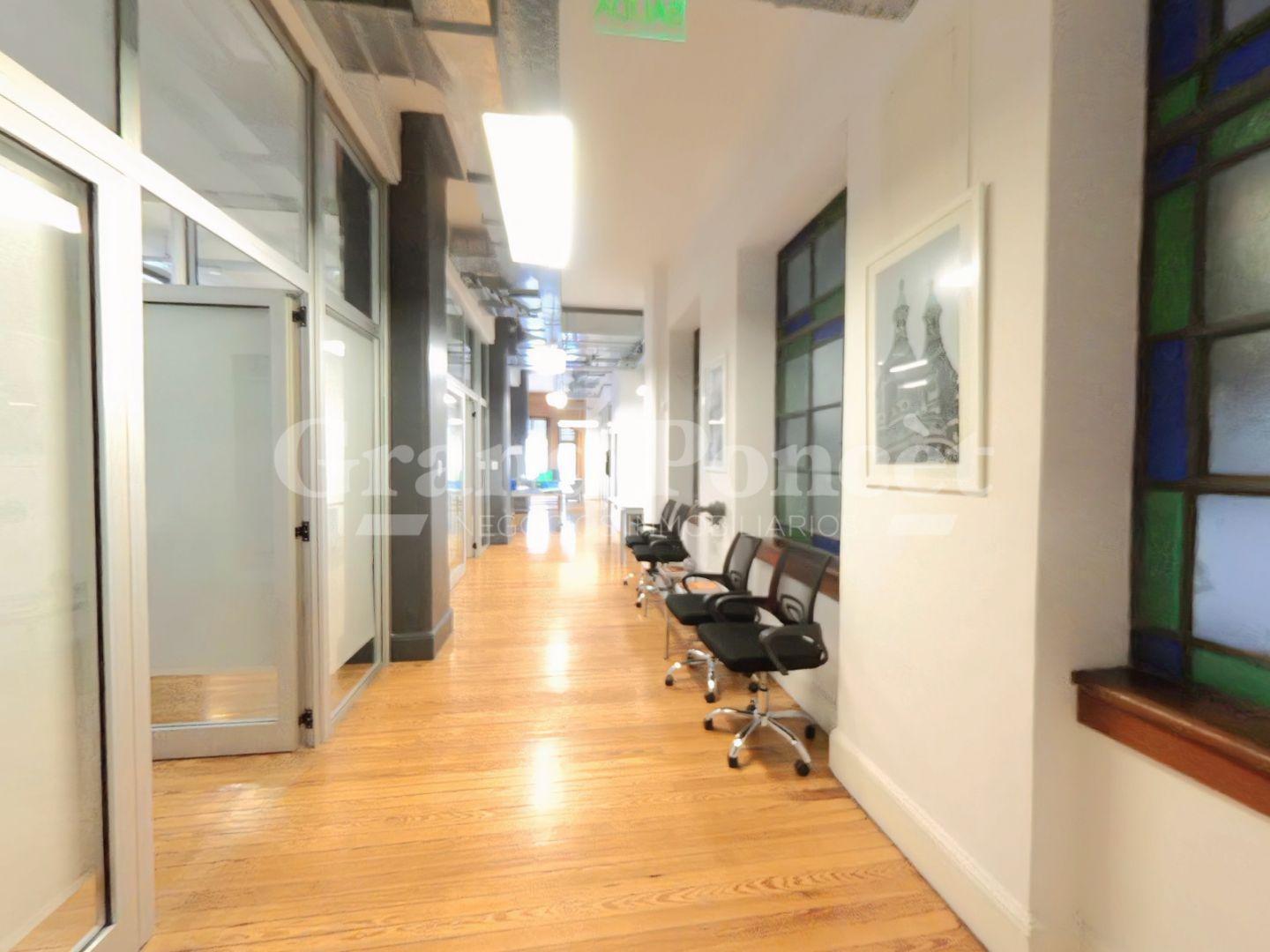 Foto de Alquiler Oficina de 235 m2 Piso Exclusivo Edificio Historico San Telmo, imagen 2