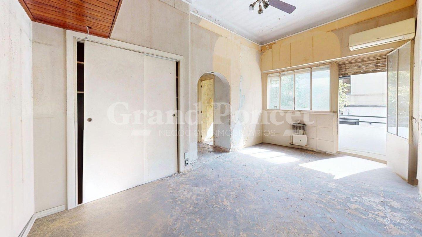 Foto de Venta Departamento 2 Ambientes con Balcón a Reciclar Edif Racionalista, imagen 3