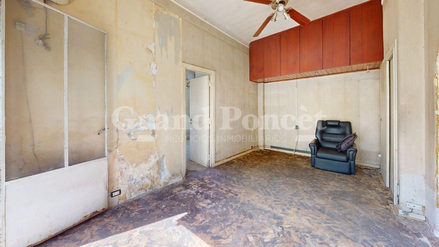 Foto de Venta Departamento 2 Ambientes con Balcón a Reciclar Edif Racionalista, imagen 2