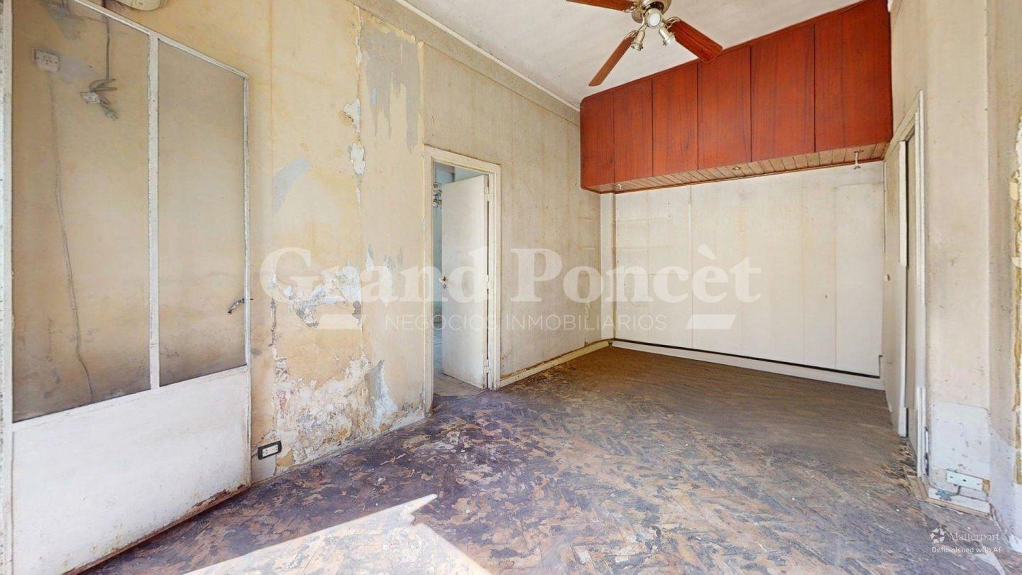 Foto de Venta Departamento 2 Ambientes con Balcón a Reciclar Edif Racionalista, imagen 1