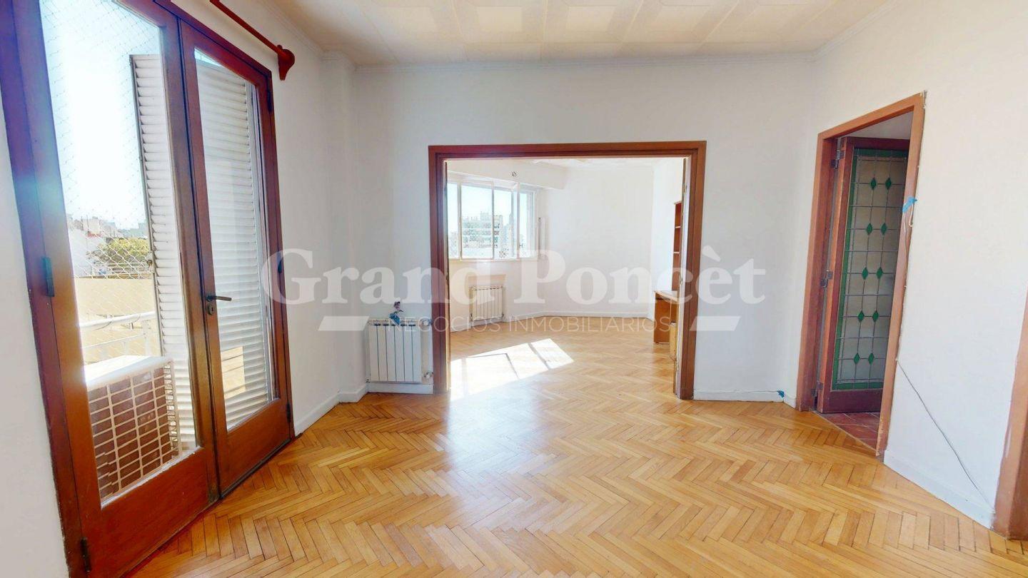 Foto de Venta Semipiso de 4 Ambientes con Dependencias y Dos Balcones Edificio, imagen 1