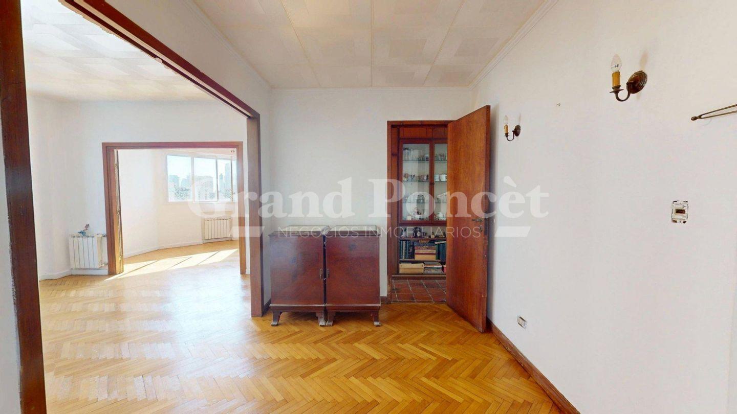 Foto de Venta Semipiso de 4 Ambientes con Dependencias y Dos Balcones Edificio, imagen 2