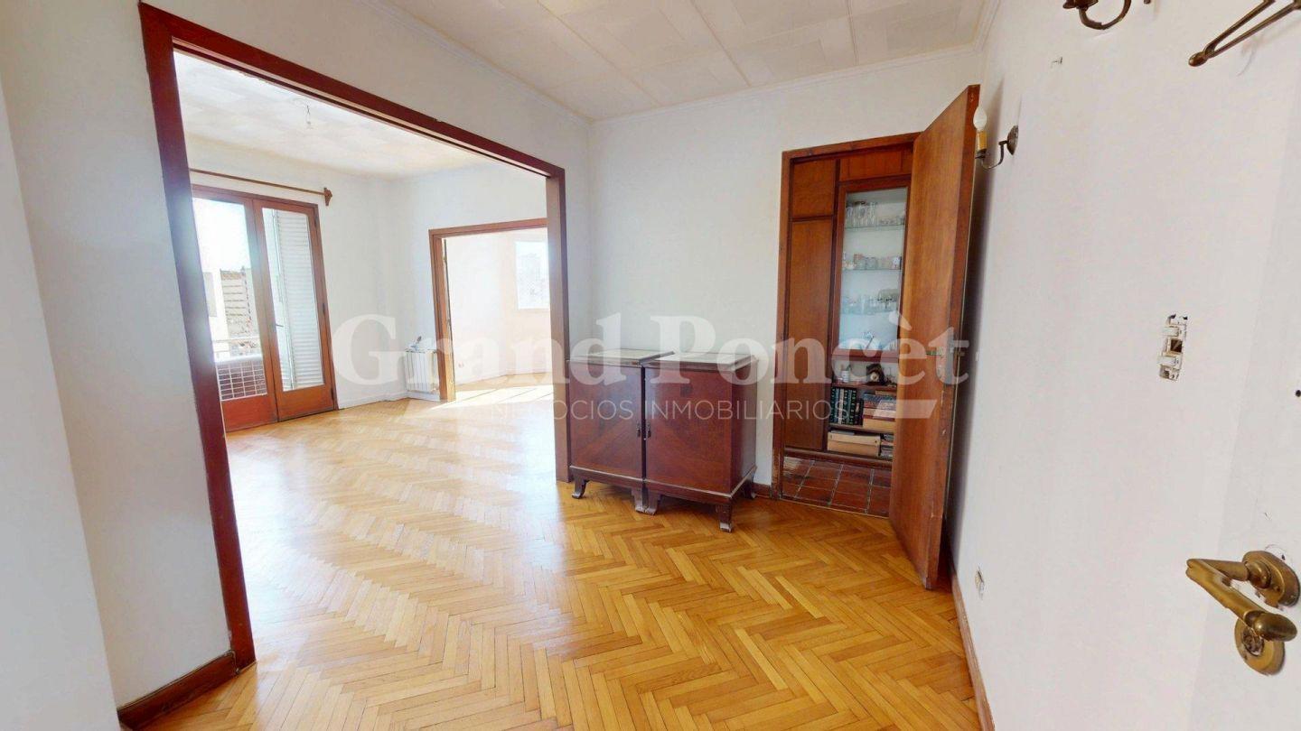 Foto de Venta Semipiso de 4 Ambientes con Dependencias y Dos Balcones Edificio, imagen 3