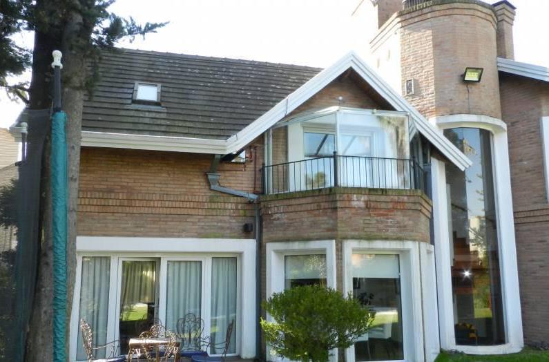 Exclusiva Casa c/detalles de Categoría - Los Angeles Village - Ing. Maschwitz - Escobar