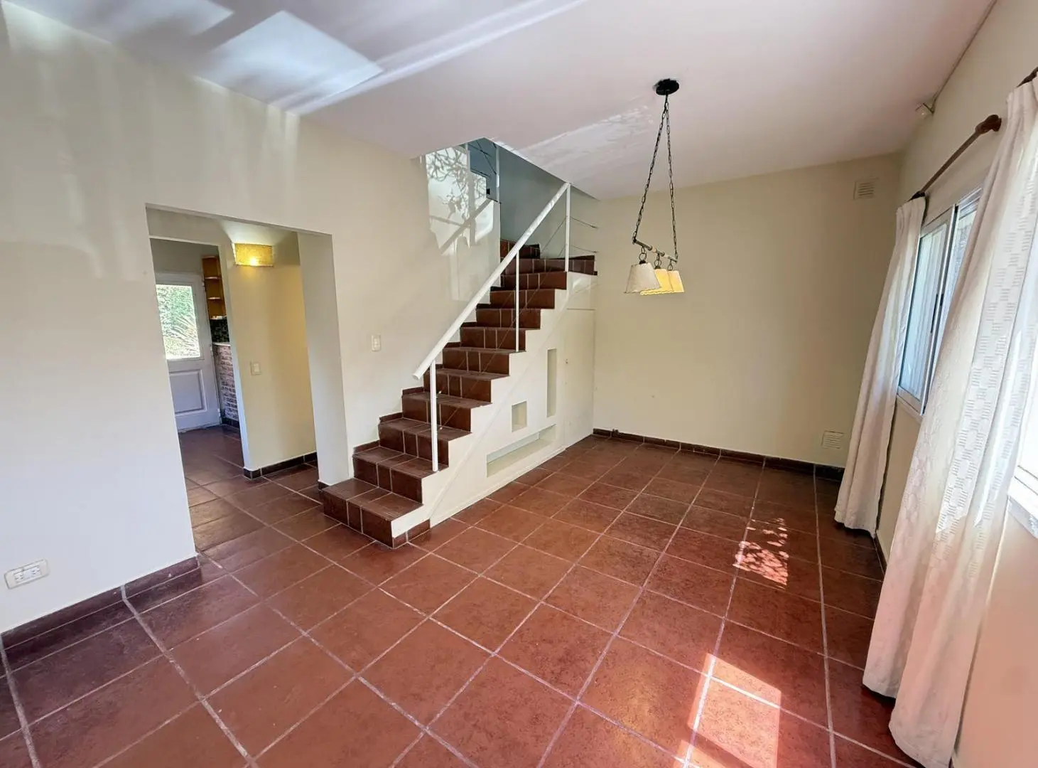 Propiedad en Lote Central con Pileta - Jardines de Escobar 5