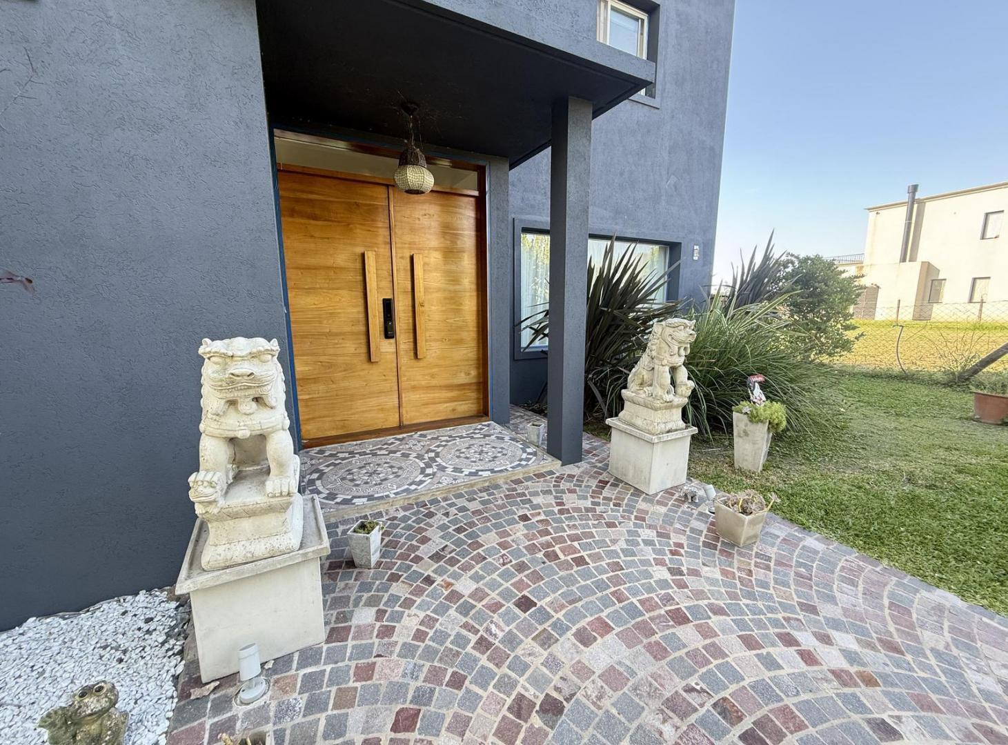 Foto de Hermosa Casa a la laguna en terreno de 842 mts . El Canton Golf, imagen 5