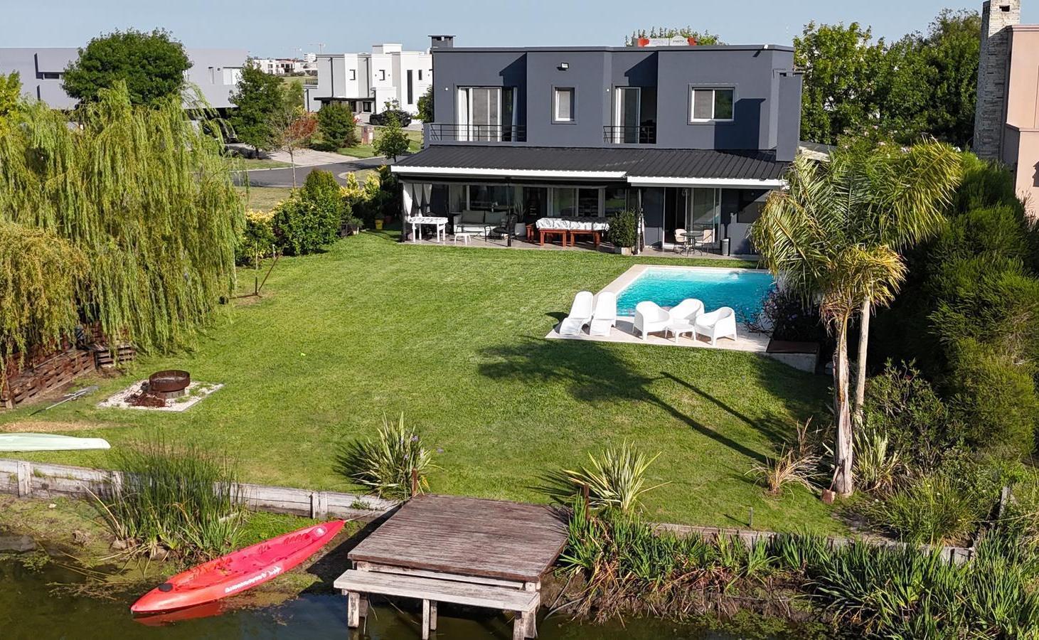 Foto de Hermosa Casa a la laguna en terreno de 842 mts . El Canton Golf, imagen 2