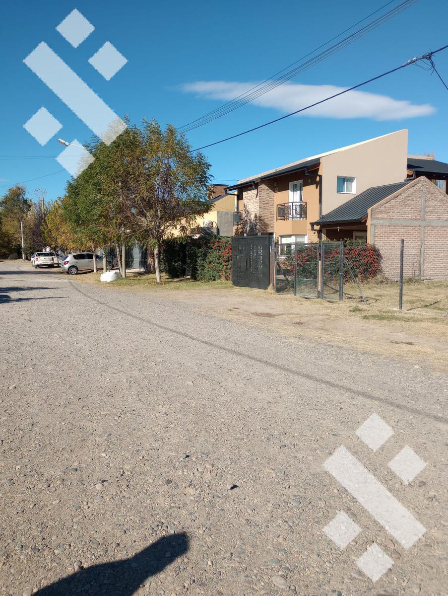 Complejo de Departamentos y Casa, en Plottier! 1