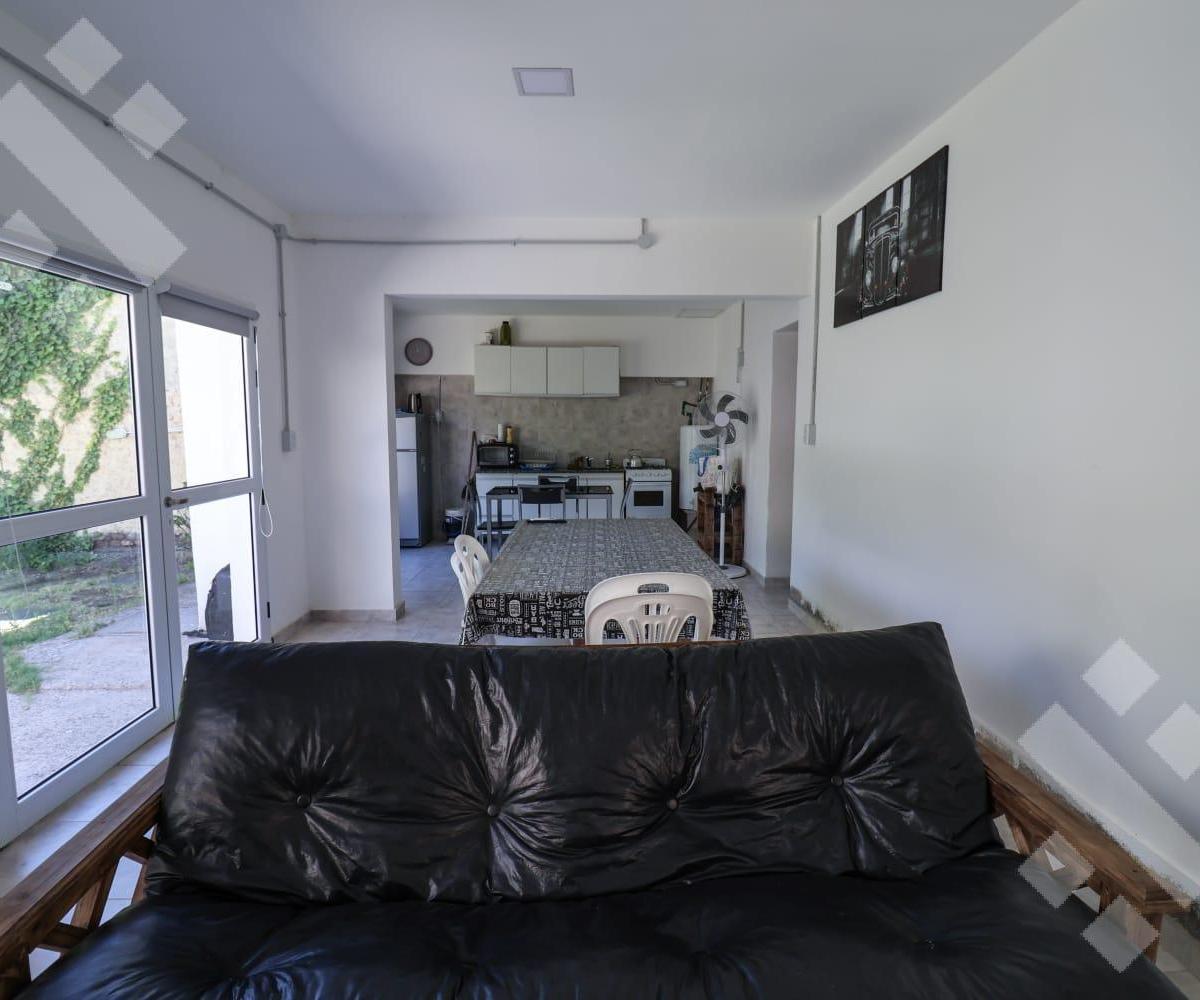 En Venta, Casa de 2 Dorm. con Piscina, Lago Pellegrini 4
