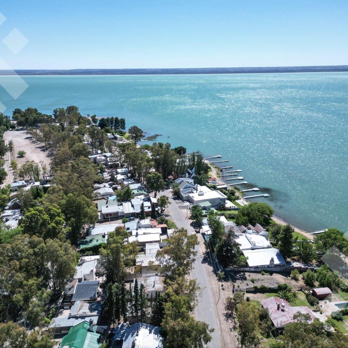 En Venta, Casa de 2 Dorm. con Piscina, Lago Pellegrini 3