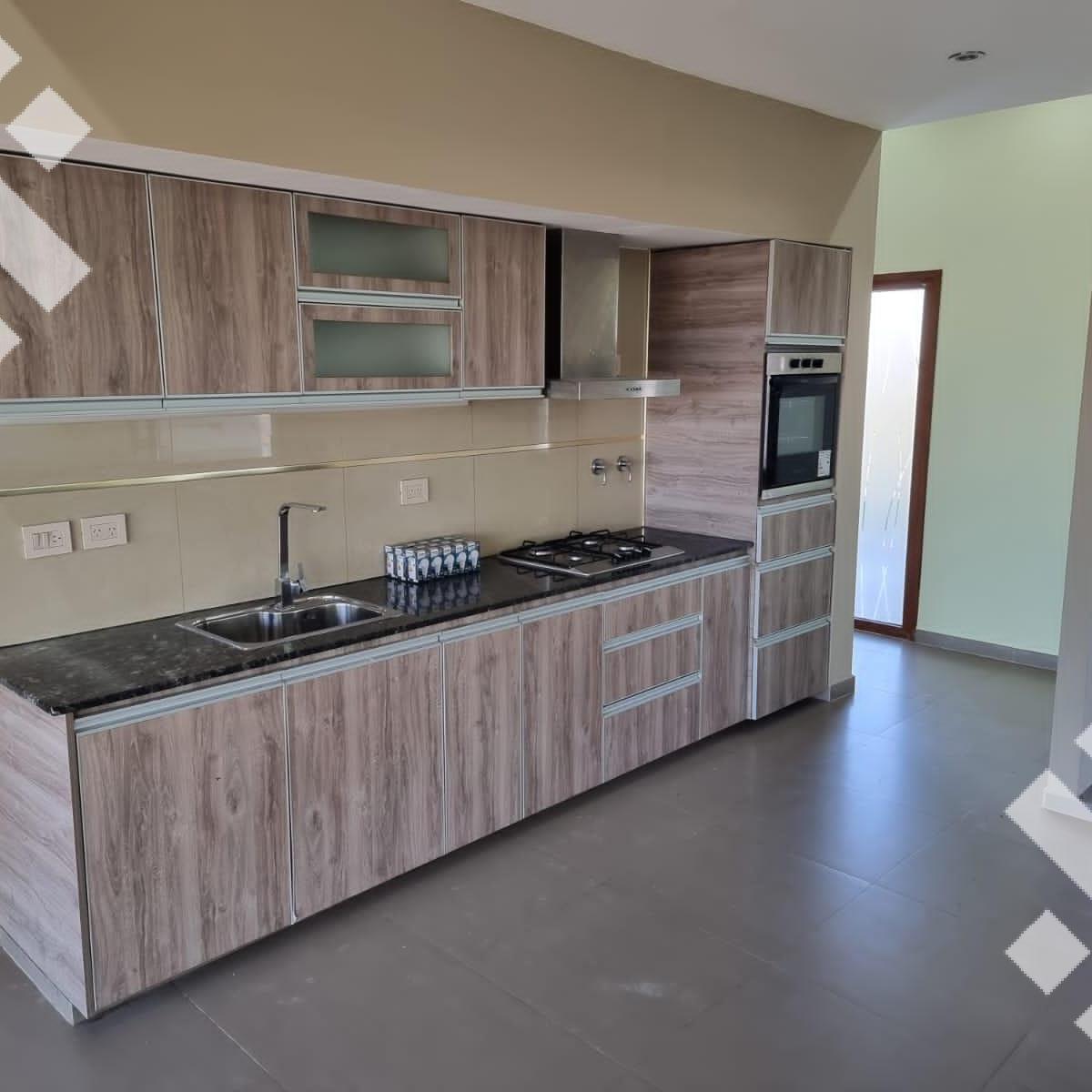 En Venta, Casa 3 Dorm., con Pileta, Canales de Plottier. 1