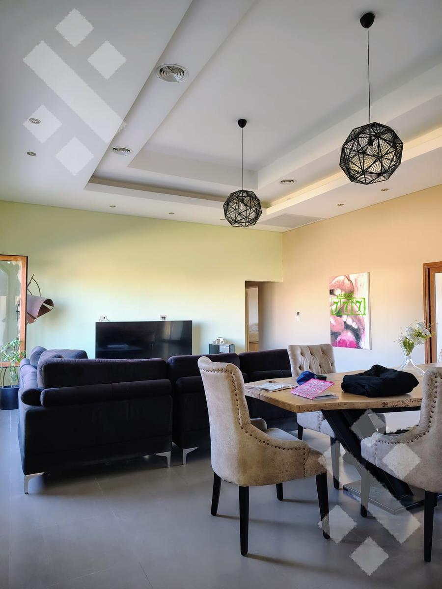 En Venta, Casa 3 Dorm., con Pileta, Canales de Plottier. 2