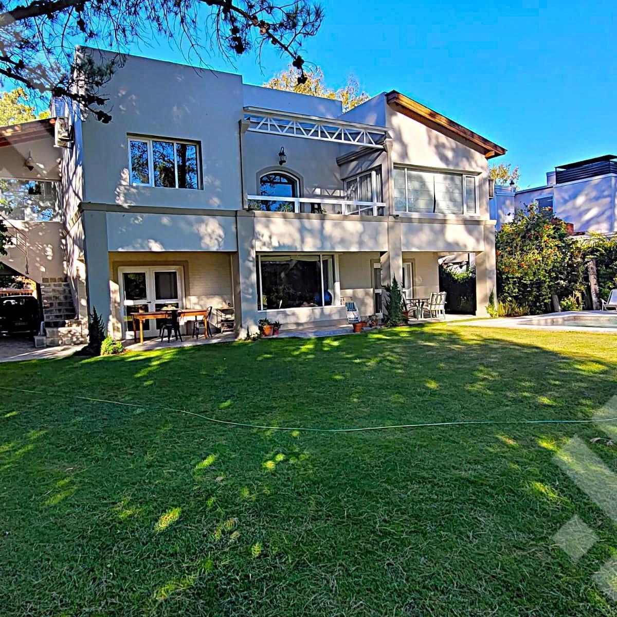 Venta Casa 4 Dorm. Barrio Rincon Club de Campo Neuquen 2