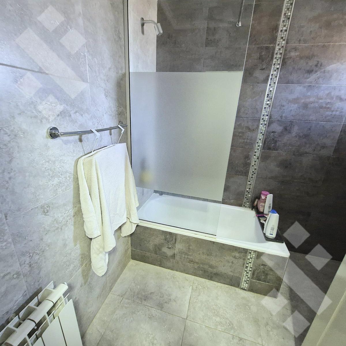 Venta Casa de 4 Dorm. con Pileta Climatizada en Villa Regina 5