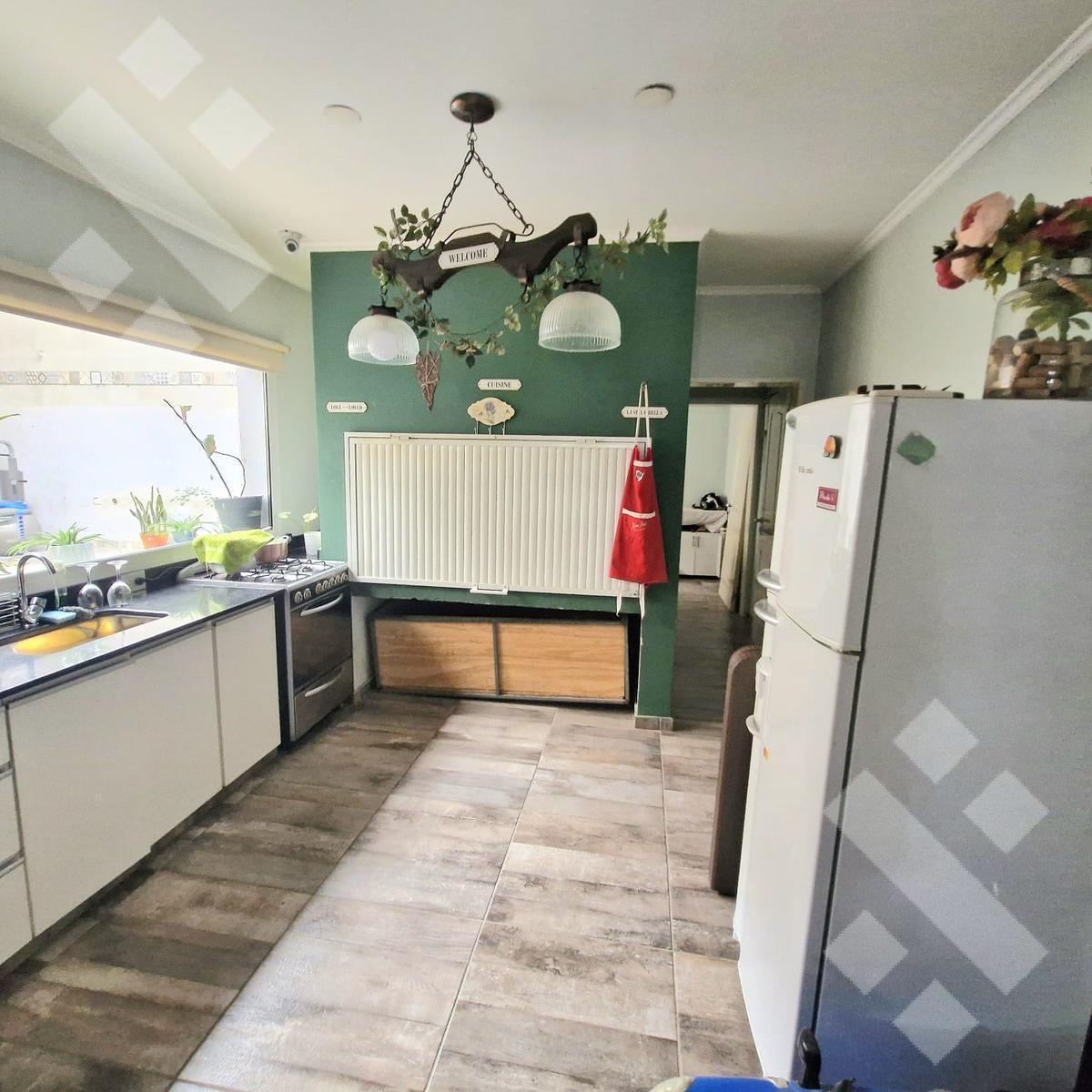 Venta Casa de 4 Dorm. con Pileta Climatizada en Villa Regina 2