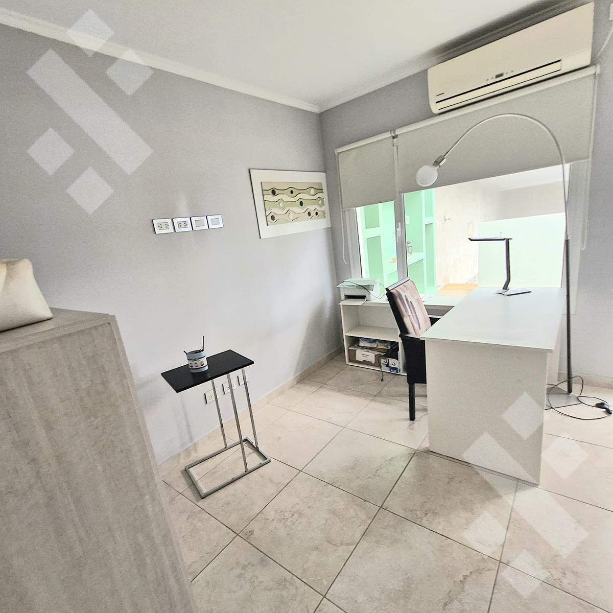 Venta Casa de 4 Dorm. con Pileta Climatizada en Villa Regina 4