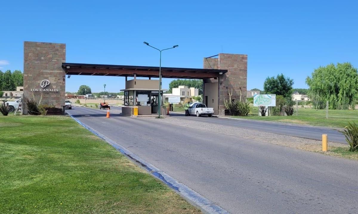Venta de Terreno con Fondo de Hoyo 1, en Canales de Plottier 2