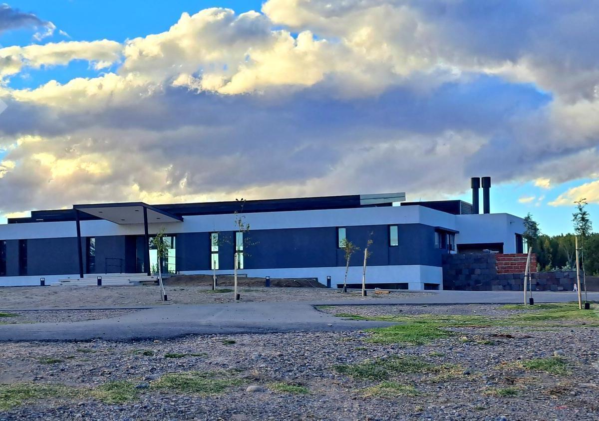 Venta de Terreno con Fondo de Hoyo 1, en Canales de Plottier 4