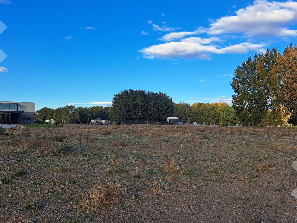 Venta de Terreno con Fondo de Hoyo 1, en Canales de Plottier 5