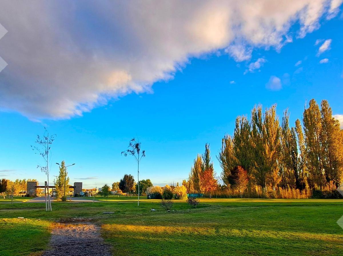 Venta Lote en Canales de Plottier, con Fondo de Cancha y Vista de Lagunas 2