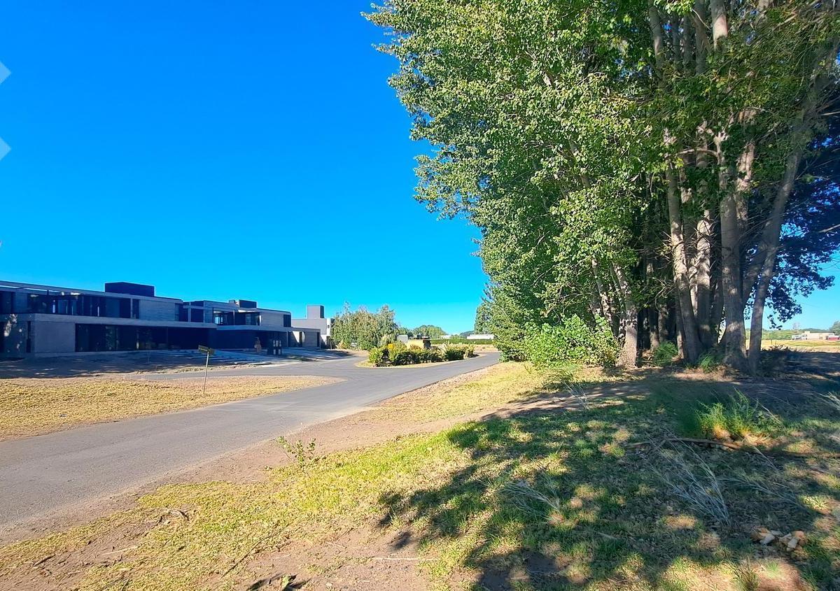 Venta Lote en Canales de Plottier, con Fondo de Cancha y Vista de Lagunas 1