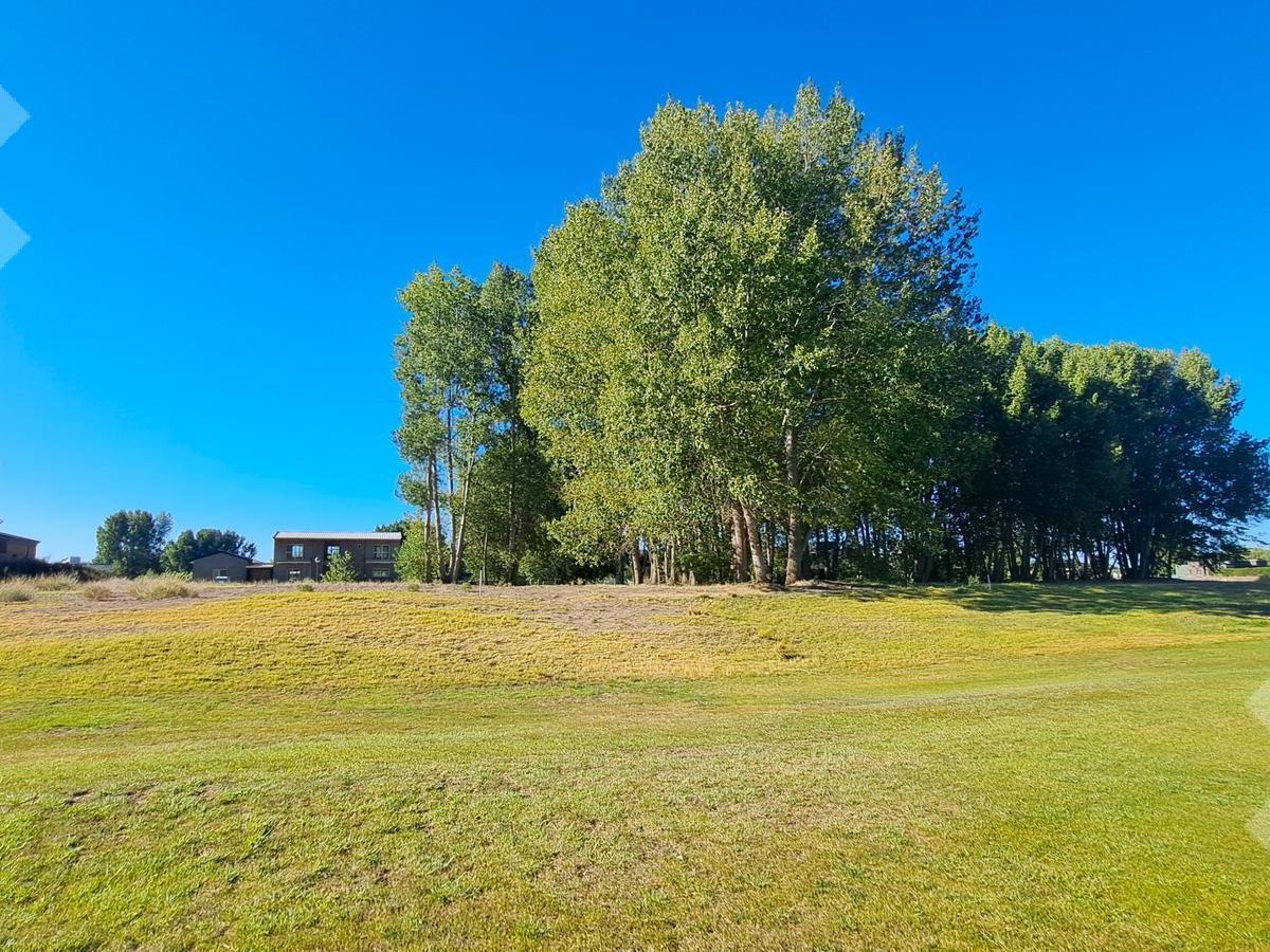 Venta Lote en Canales de Plottier, con Fondo de Cancha y Vista de Lagunas 3