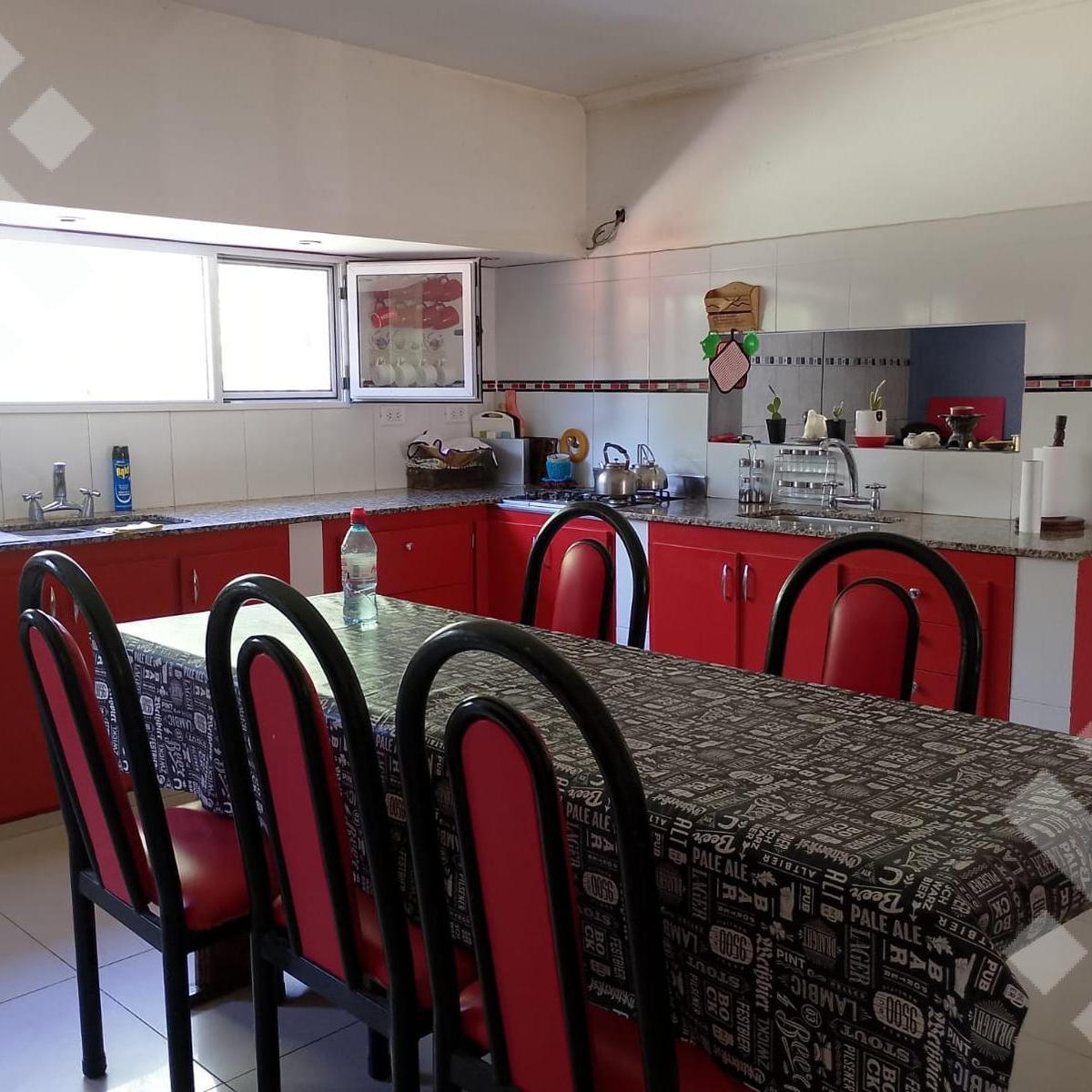 En Venta, Casa de 5 Dorm. con Piscina, B° Aldeas del Valle 1